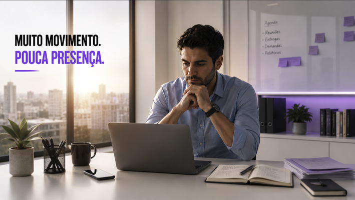 Executivo pensativo diante do laptop com a frase 'muito movimento, pouca presença' e uma agenda cheia ao fundo. Ilustração do artigo de Ibson Junior sobre quando a profissão vira identidade.